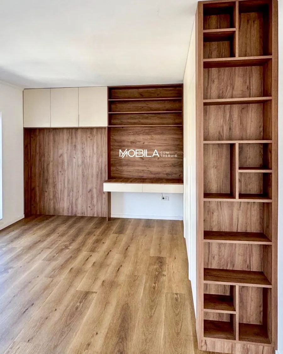 Bibliotecă înaltă și birou integrat, în decor de nuc